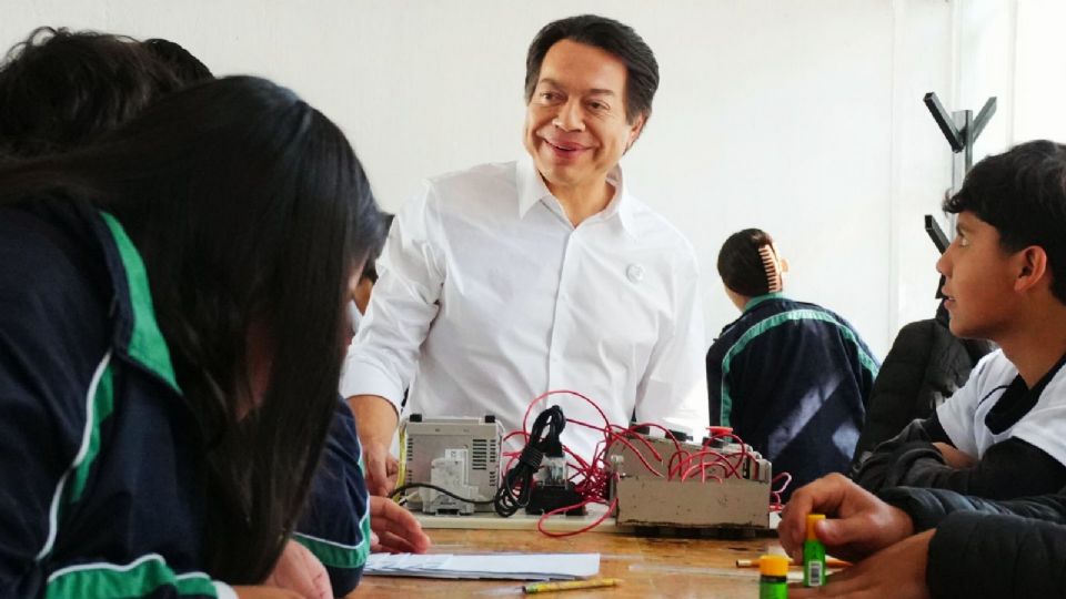 Mario Delgado reconoce a estudiantes del Conalep por excelencia y compromiso